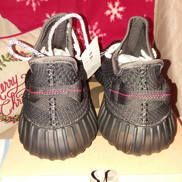 Yeezy Boost 350 v2 Black - Picture 5 of 8